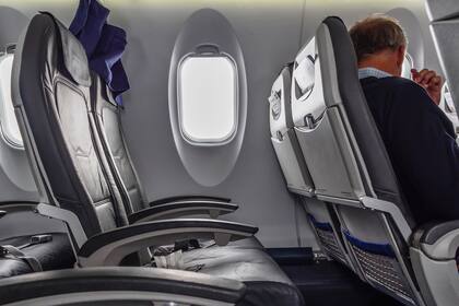 La mujer decidió no reclinar su asiento, pero advirtió al sujeto sobre un detalle para sus próximos viajes