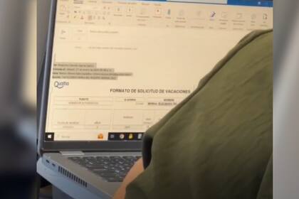 La mujer decidió solicitar sus vacaciones luego de abordar el avión (Captura video)