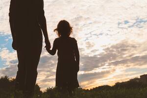 La mujer declaró que, en 1981, su madre estaba en pareja con un hombre que, si bien no era su padre biológico, realizó un reconocimiento voluntario de paternidad