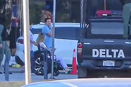 La mujer deja el centro médico escoltada por la policía. Diario: El Deber