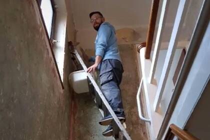 La mujer dejó a su pareja para que quitara el empapelado de la zona de la escalera y lo que encontró al regresar le llamó poderosamente la atención