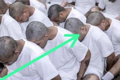 La mujer del músico muestra la foto con la que lo identificó en una prisión de El Salvador