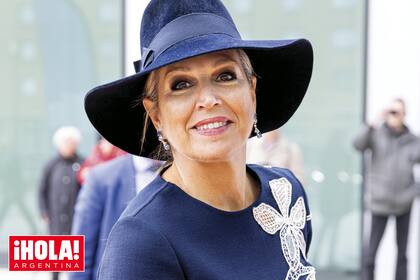 La mujer del rey Guillermo Alejandro optó por un look inspirado en el color azul marino, uno de sus tonos favoritos.