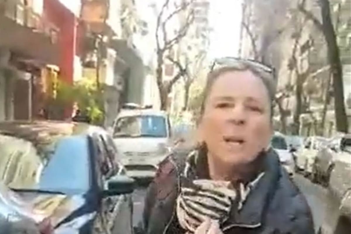 La mujer descalificó al empleado de edificios