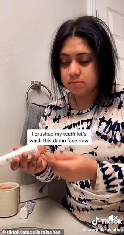 La mujer describió cómo se preparaba para entrar a trabajar (Crédito: TikTok/@latequileralashes)