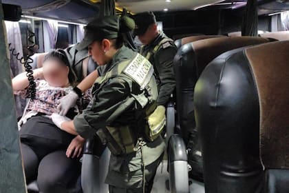 La mujer detenida llevaba en su cuerpo 70 celulares