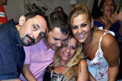 La mujer dice que el coronavirus mató a hijo rápidamente y denuncia negligencia del sistema de salud de España