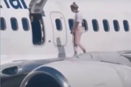 La mujer dijo que fue al ala porque tenía "calor"