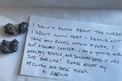 La mujer envió un paquete que contenía tres pequeñas piedras y una carta escrita en inglés diciendo que "no sabía acerca de la maldición" de Pompeya (Foto: @GZuchtriegel)