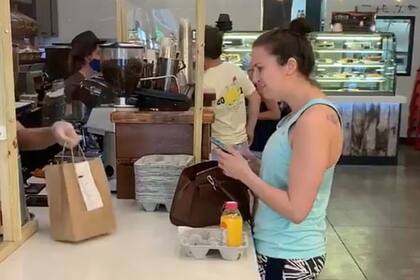 La mujer estaba en la tienda sin nnguna medida de protección de las que se requieren en estos casos