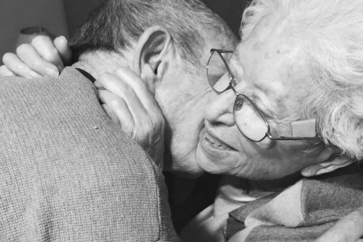 La mujer estuvo aislada en un hospital durante dos semanas. Cuando regresó sorpresivamente a su casa, su nieta filmó el emocionante reencuentro con su marido