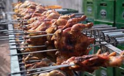 La mujer fue acusada de robar un pollo asado (Imagen Referencial)