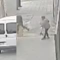 Dos hombres se bajaron de una moto y asaltaron a una mujer con su bebé en brazos