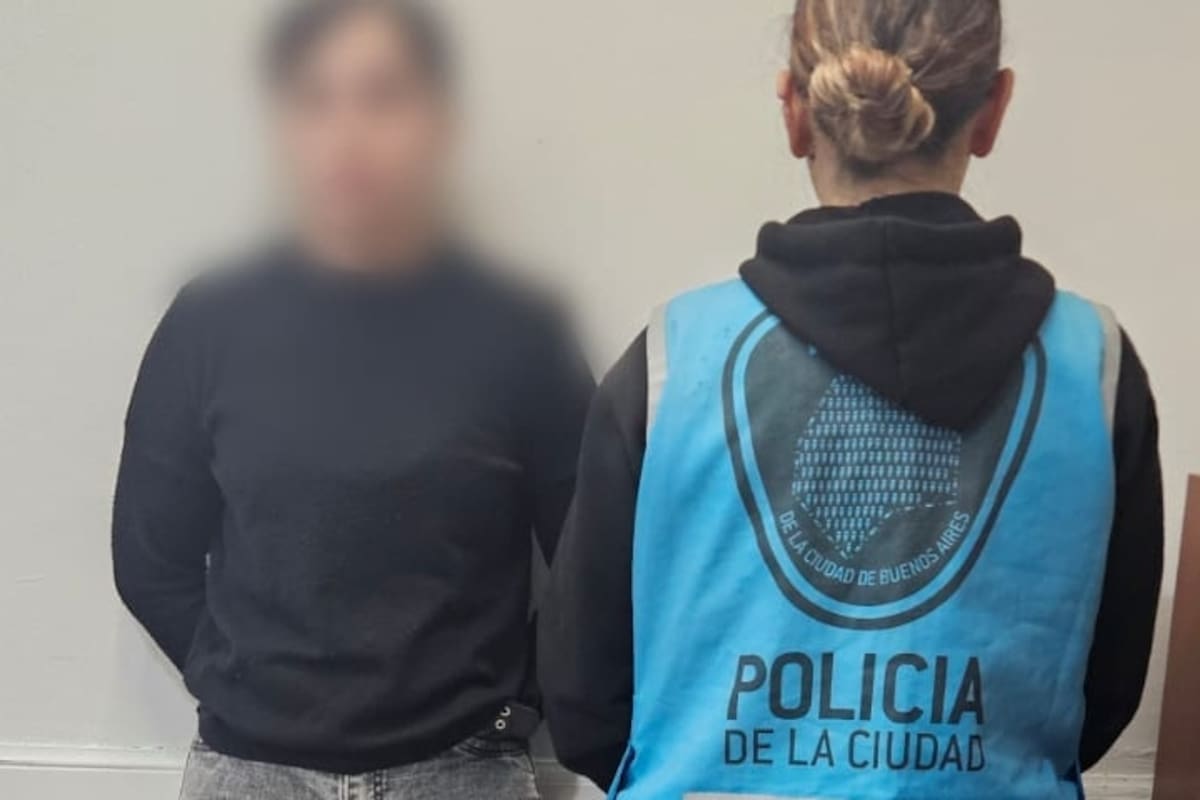 La mujer fue detenida mientras prestaba servicios