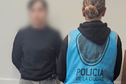 La mujer fue detenida mientras prestaba servicios