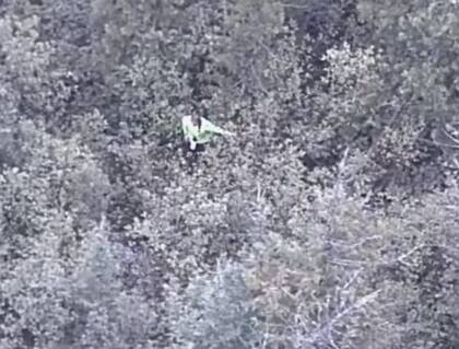 La mujer fue encontrada con un helicóptero.