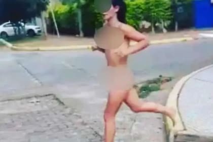 La mujer fue grabada mientras corría por la calle desnuda