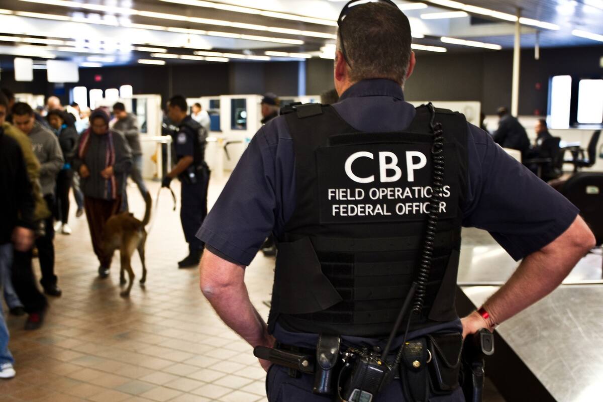 La mujer fue inspeccionada por agentes de la CBP, quienes descubrieron que intentaba pasar miles de dólares sin declarar