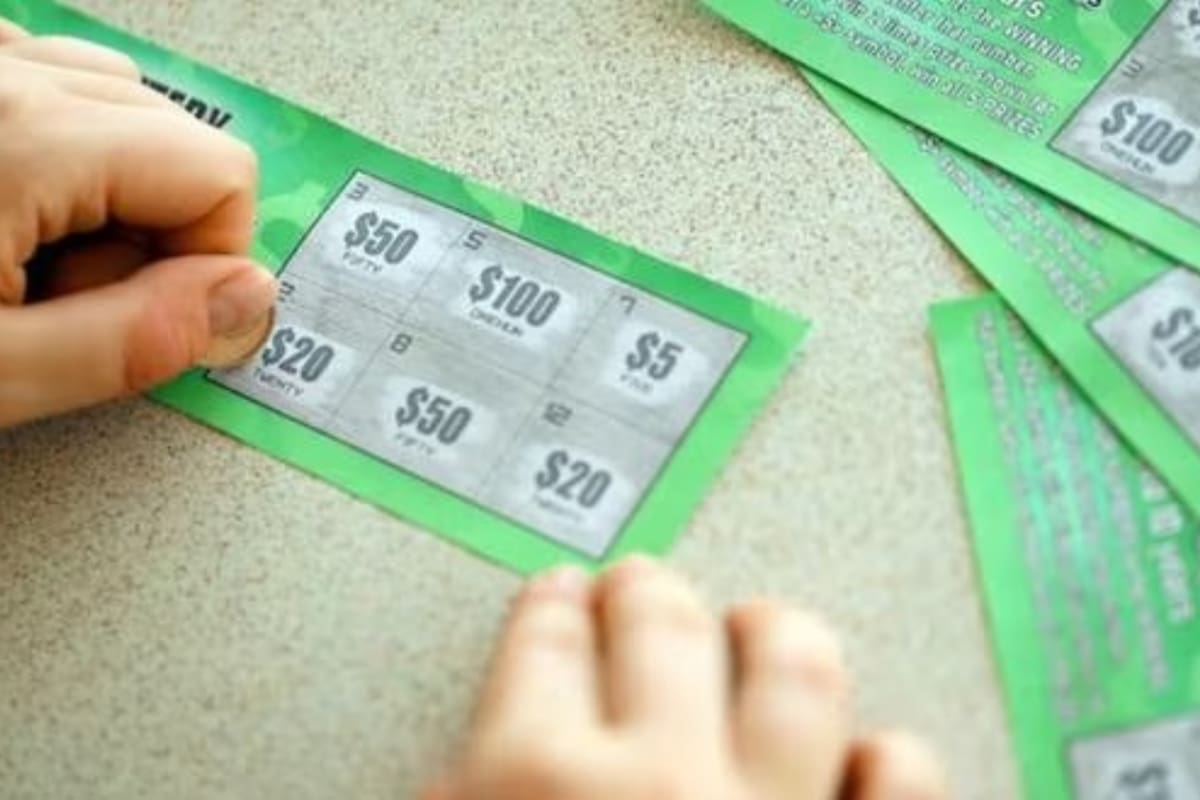 La mujer ganó un premio raspadito, según la Lotería de California. (Imagen referencial: mehaniqu / Freepik).