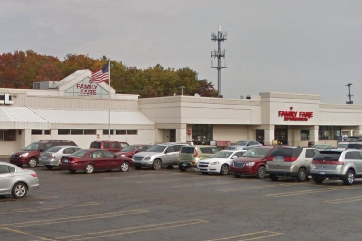 La mujer había instalado un escritorio, plantas, ropa, computadora, impresora y cafetera en el cartel del supermercado