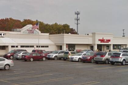 La mujer había instalado un escritorio, plantas, ropa, computadora, impresora y cafetera en el cartel del supermercado