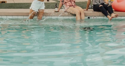 La mujer habló con sus amigas sobre su matrimonio mientras estaban en la piscina