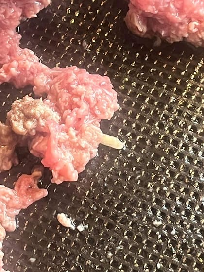 La mujer hizo la denuncia en su cuenta de Facebook sobre los gusanos que había en su comida