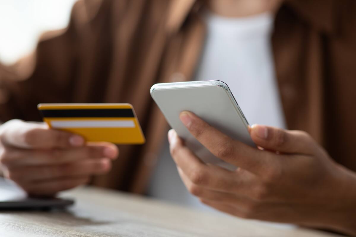 La mujer hizo una demanda porque se registró una compra de medicamentos que no había realizado en su tarjeta de crédito