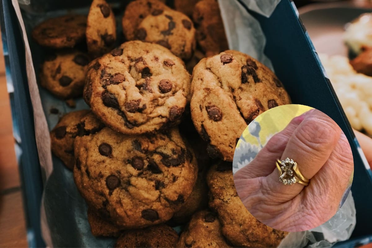 La mujer informó que la joya probablemente haya quedado en una galleta