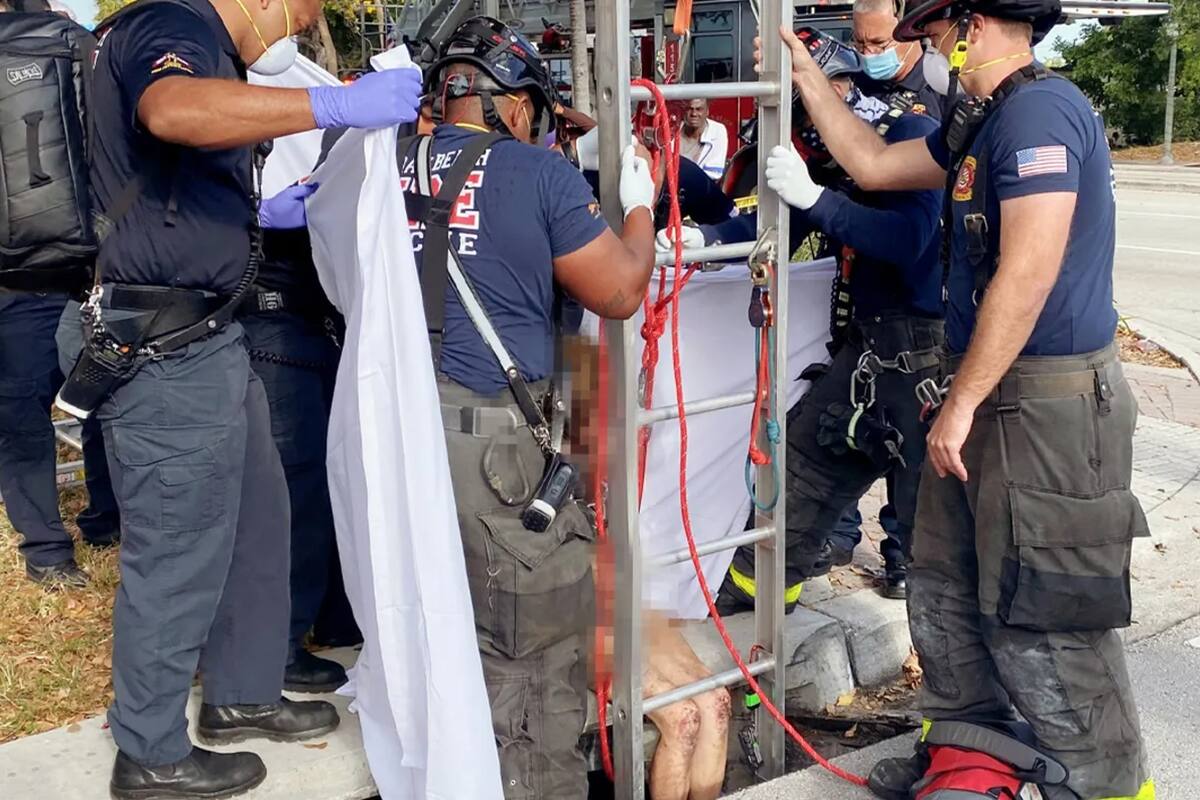 La mujer ingresó en tres oportunidades a desagües de la ciudad; los socorristas debieron rescatarla por la fuerza