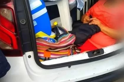 La mujer intentó esconderse con una manta, pero fue en vano.