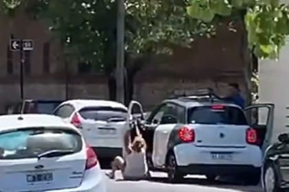 La mujer intentó evitar el robo de su auto