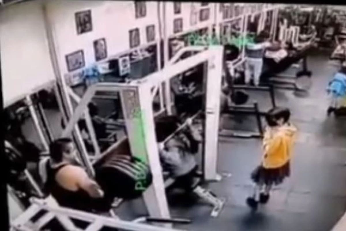La mujer intentó levantar una pesa de 180 kilos