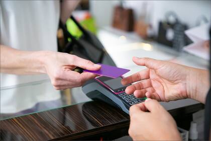 La mujer intentó pagar dos veces con tarjetas de crédito distintas, pero los estafadores le dijeron que ninguna de las donaciones de US$10 se había procesado