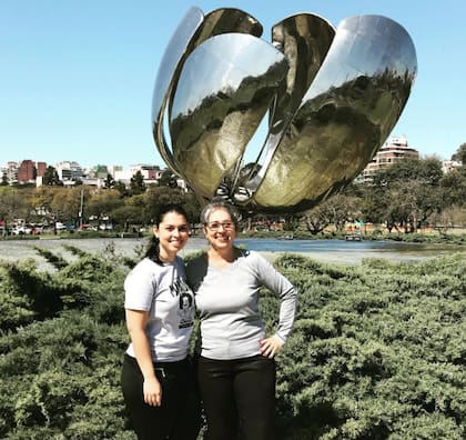 La mujer junto a su hija que está estudiando medicina en Buenos Aires