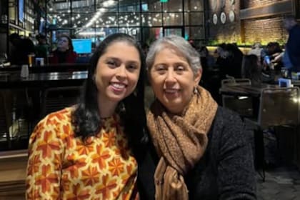La mujer junto a su hija que está estudiando medicina en Buenos Aires