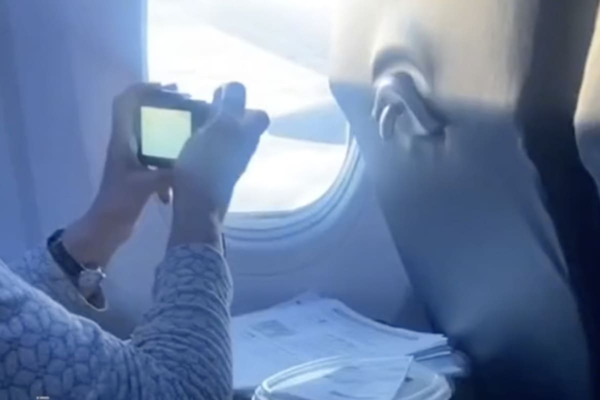 La mujer llevaba una cámara digital en el vuelo y decenas de hojas con el manual para poder utilizarla