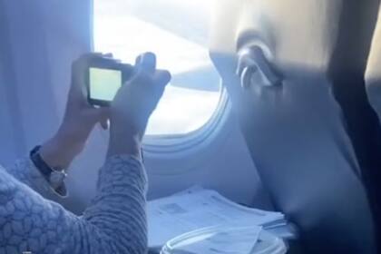 La mujer llevaba una cámara digital en el vuelo y decenas de hojas con el manual para poder utilizarla