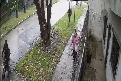 La mujer logró salvarse del robo por pocos centímetros