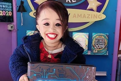 La mujer más pequeña del mundo entero mide 68,8 centimetros y forma parte del Guiness World Records.