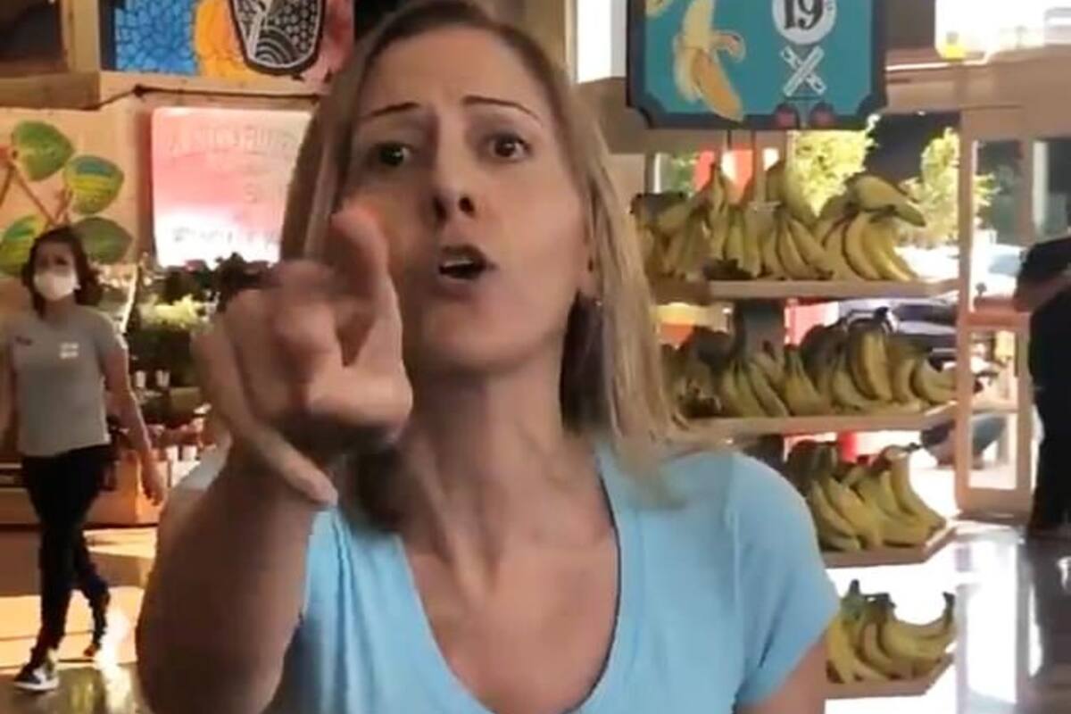 La mujer montó en cólera dentro de un local del Valle de San Fernando, en Los Angeles, cuando le solicitaron que utilizara el tapabocas, algo que es obligatorio en la región