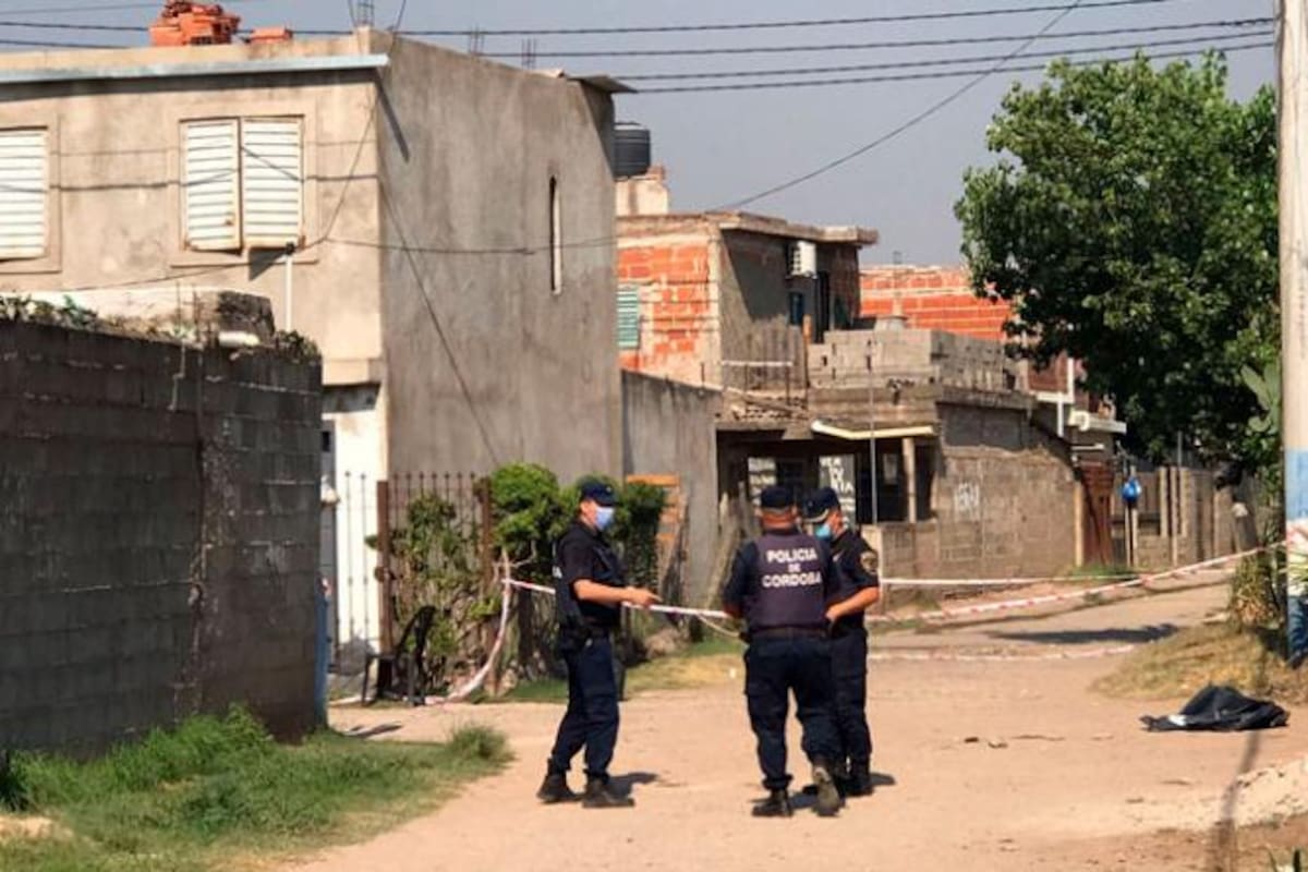 La mujer murió en el acto; la pareja habría sacado el cuerpo a la calle después de dispararle.