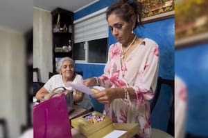 La mujer no esperaba recibir el regalo que le dio su hijo (Captura video)