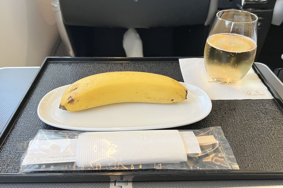 La mujer no pudo ocultar su asombro ante la comida que le ofrecieron en un vuelo