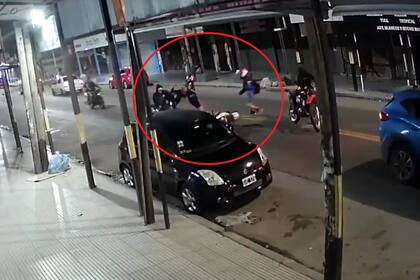 La mujer policía fue interceptada mientras circulaba con su moto