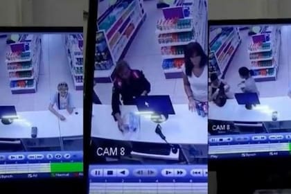 La mujer policía vio el celular e hizo como si fuera suyo ante las cámaras del lugar