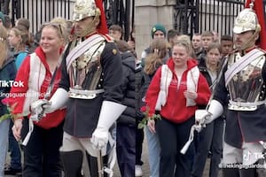 La mujer posó junto al guardia y este le gritó que respetara las normas