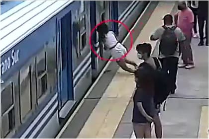 La mujer que cayó a las vías del tren Belgrano y se salvó de milagro
Foto: captura de video