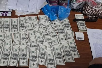 La mujer que encontró el bolso con 161 billetes de 100 dólares se acercó hasta la Comisaría de la Mujer y lo entregó .