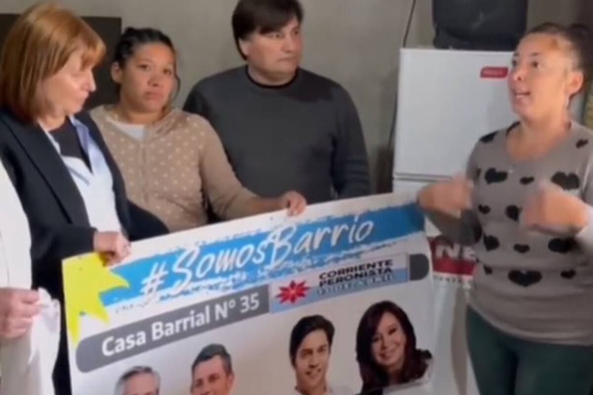 La mujer que habla en Instagram cuenta que a través de un programa estatal recibió una heladera, pero también una pechera, una bandera y un cartel del Frente de Todos